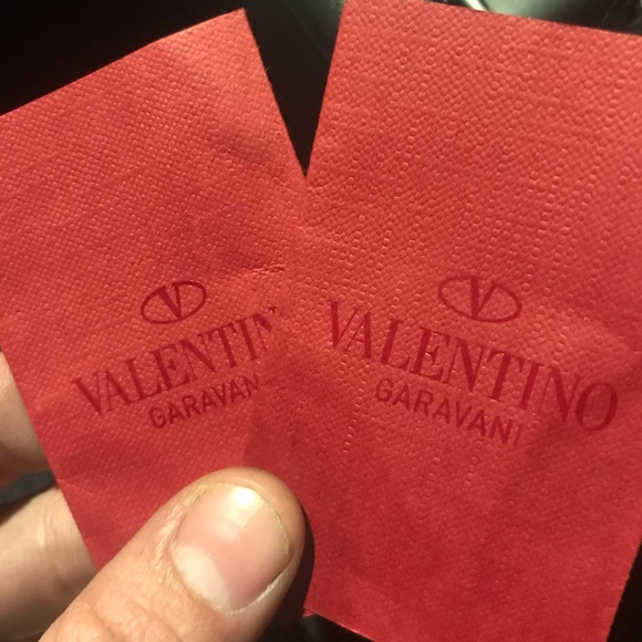 Valentino
Platinum GldLeather Rockstud ShoulderBag - Picture 2 of 5